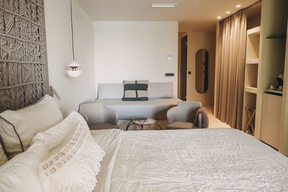Heller Sitzbereich mit Sofa und Sesseln im stilvollen Doppelzimmer Mar im Barefoot Hotel auf Mallorca.
