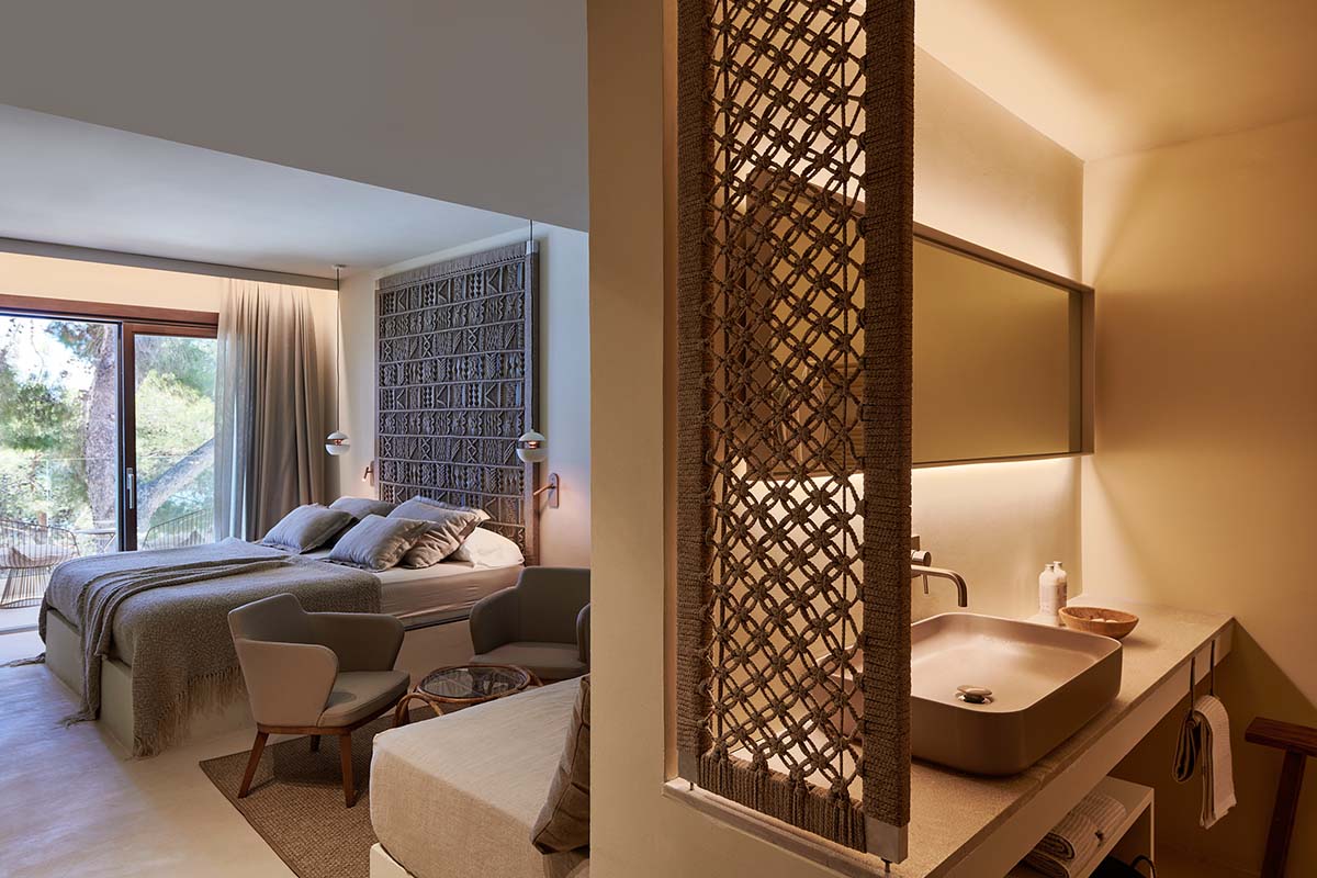 Zimmeransicht des Doppelzimmer Mar im Barefoot Hotel Mallorca mit gemütlichem Doppelbett, Sitzbereich und stilvollem Badezimmer