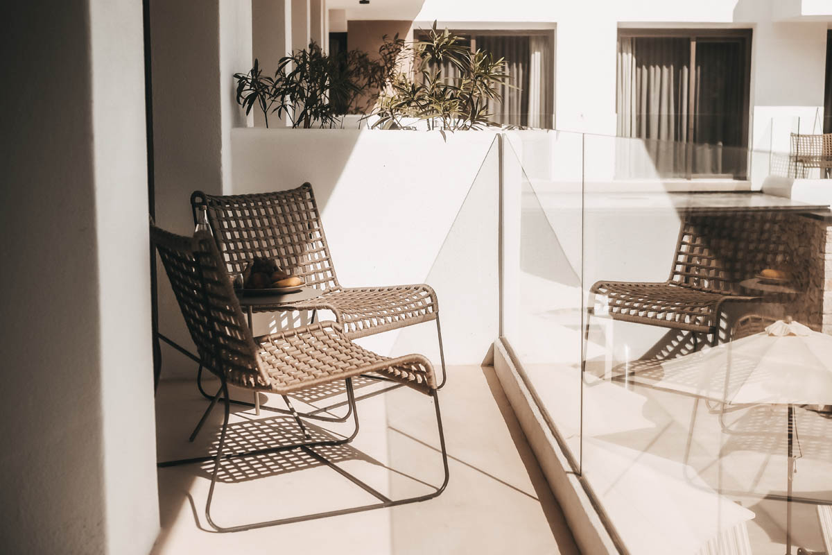 Stilvoll eingerichteter Balkon im Deluxe Doppelzimmer Oasis des Barefoot Hotel auf Mallorca, perfekt für ruhige Momente.