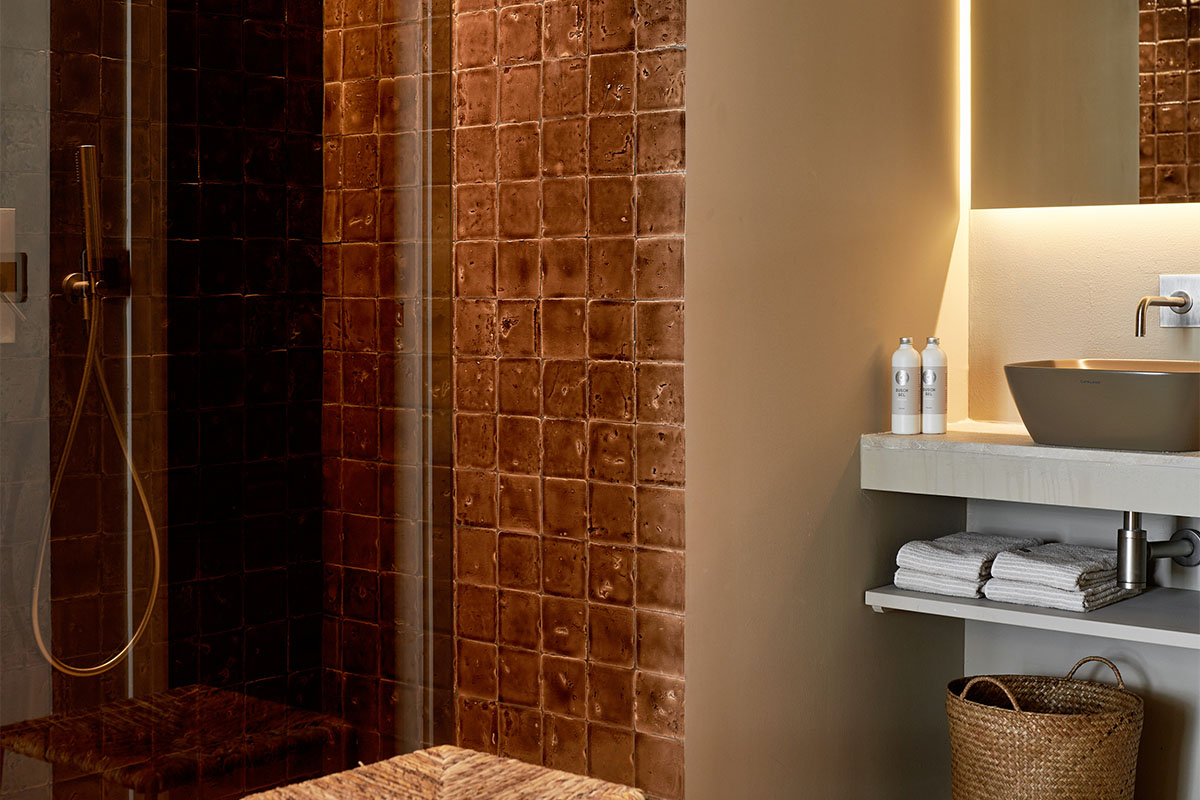 Moderne Dusche mit eleganten Details und Waschbereich im Deluxe Doppelzimmer Oasis des Barefoot Hotel auf Mallorca.
