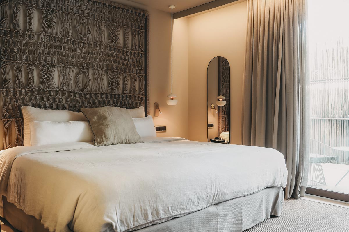 Un lugar acogedor para dormir en la habitación Pino del Barefoot Hotel Mallorca, con suaves almohadas y un ambiente elegante.