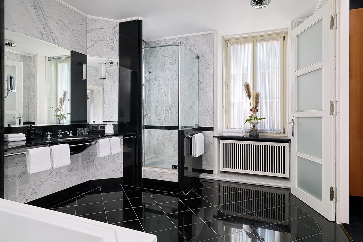 Luxuriöses Bad mit edlem Marmor, großer Glasdusche und stilvollen Details für entspannte Momente im Hotel Elephant Weimar.