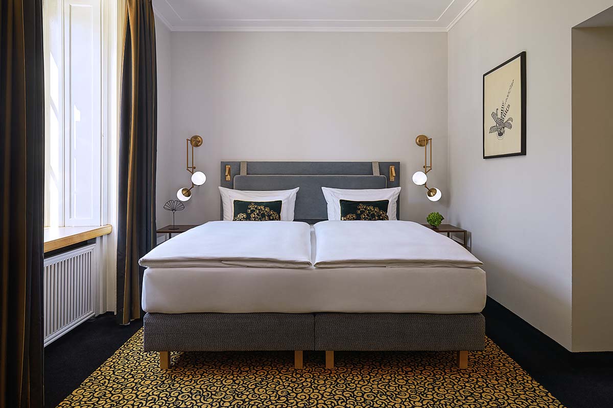 Luxuriöses Bett in der Lyonel Feininger Suite mit geschmackvoller Einrichtung und einladender Atmosphäre im Hotel Elephant.