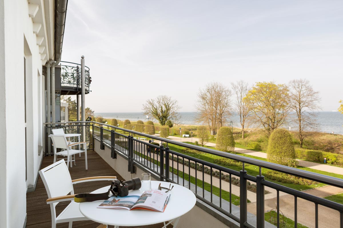 Balcony of the themed suite with a view of the Baltic Sea, furnished with table and chairs for cozy hours at the Hotel Kaiserhof.
