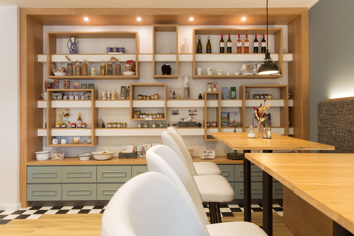Lädchen im Koopmanns Hotel mit Regalen voller regionaler Produkte, Feinkost, Souvenirs und Weinen.