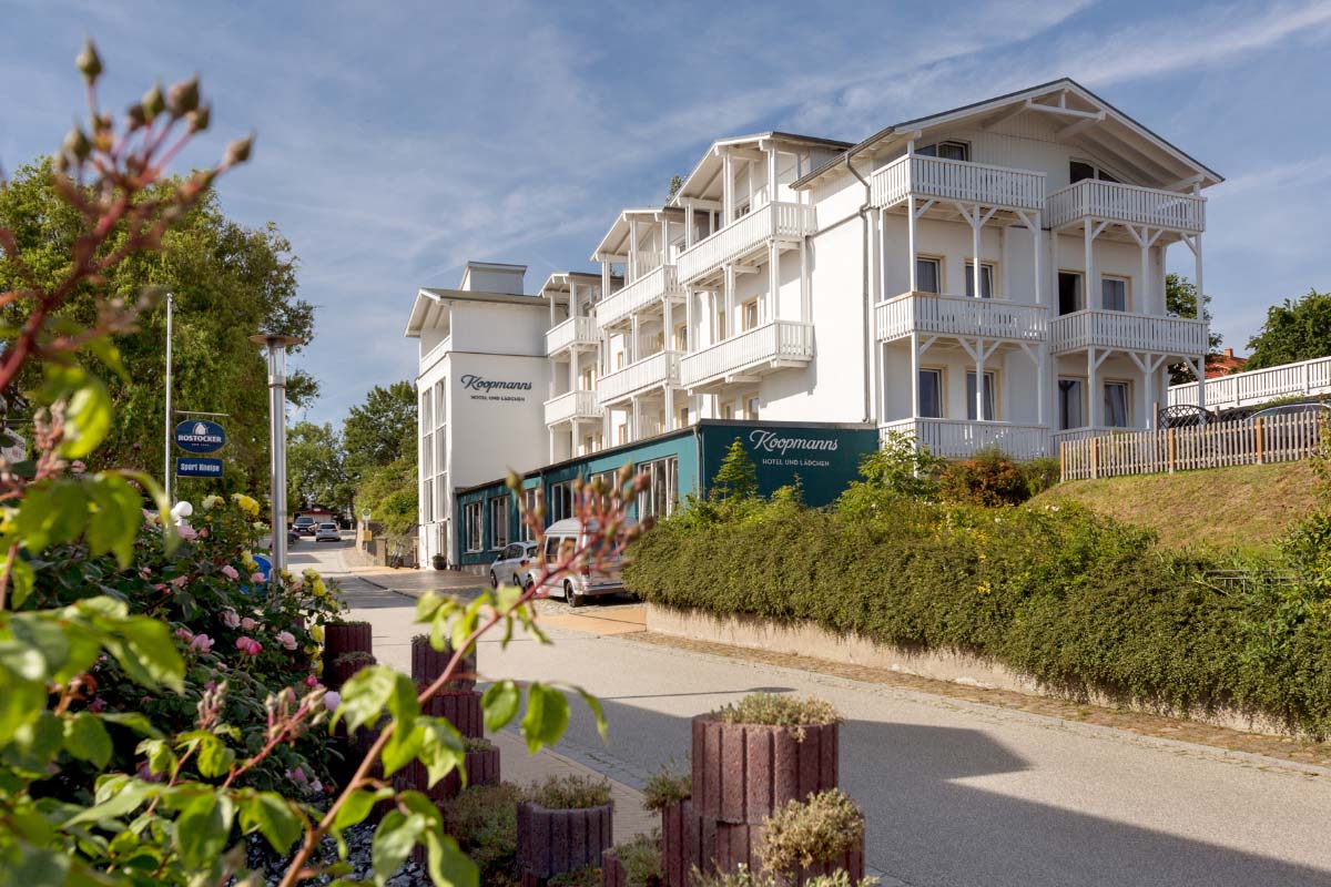 Außenansicht des Koopmanns Hotel &amp; Lädchen mit modernen Zimmern auf Rügen.