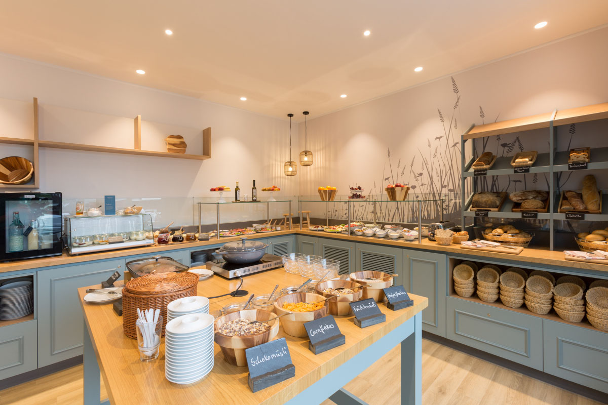 Frühstücksbuffet im Koopmanns Hotel &amp; Lädchen mit frischem Brot, Cerealien, Aufstrichen und einer großen Auswahl an Speisen.