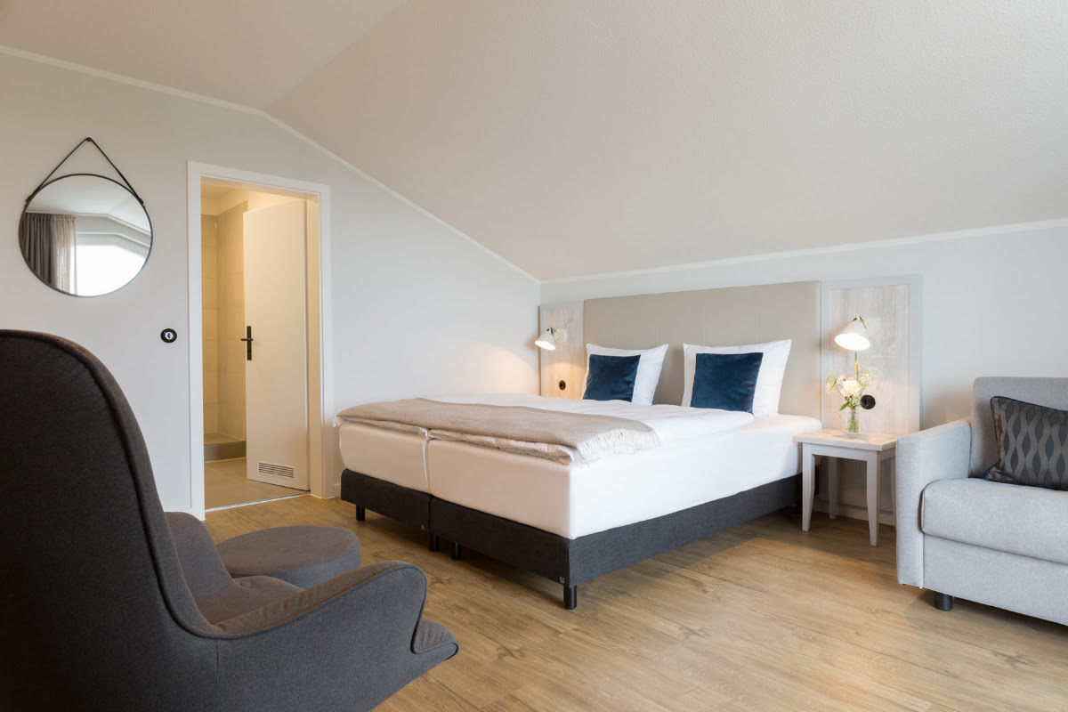 Geräumiges Komfortzimmer mit Balkon und eleganter Ausstattung für pure Entspannung im Koopmanns Hotel auf Rügen.