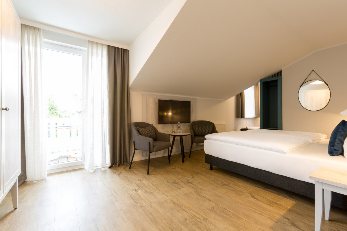 Einblick ins Superior-Doppelzimmer mit Balkon im modernem Stil im Koopmanns Hotel &amp; Lädchen.