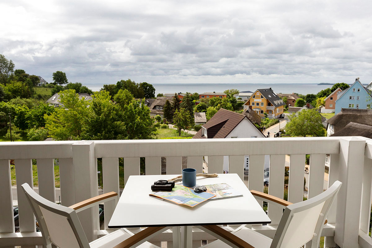 Balkon des Superior Doppelzimmers im Koopmanns Hotel mit Tisch, zwei Stühlen und Blick auf die Ostsee und Göhren.