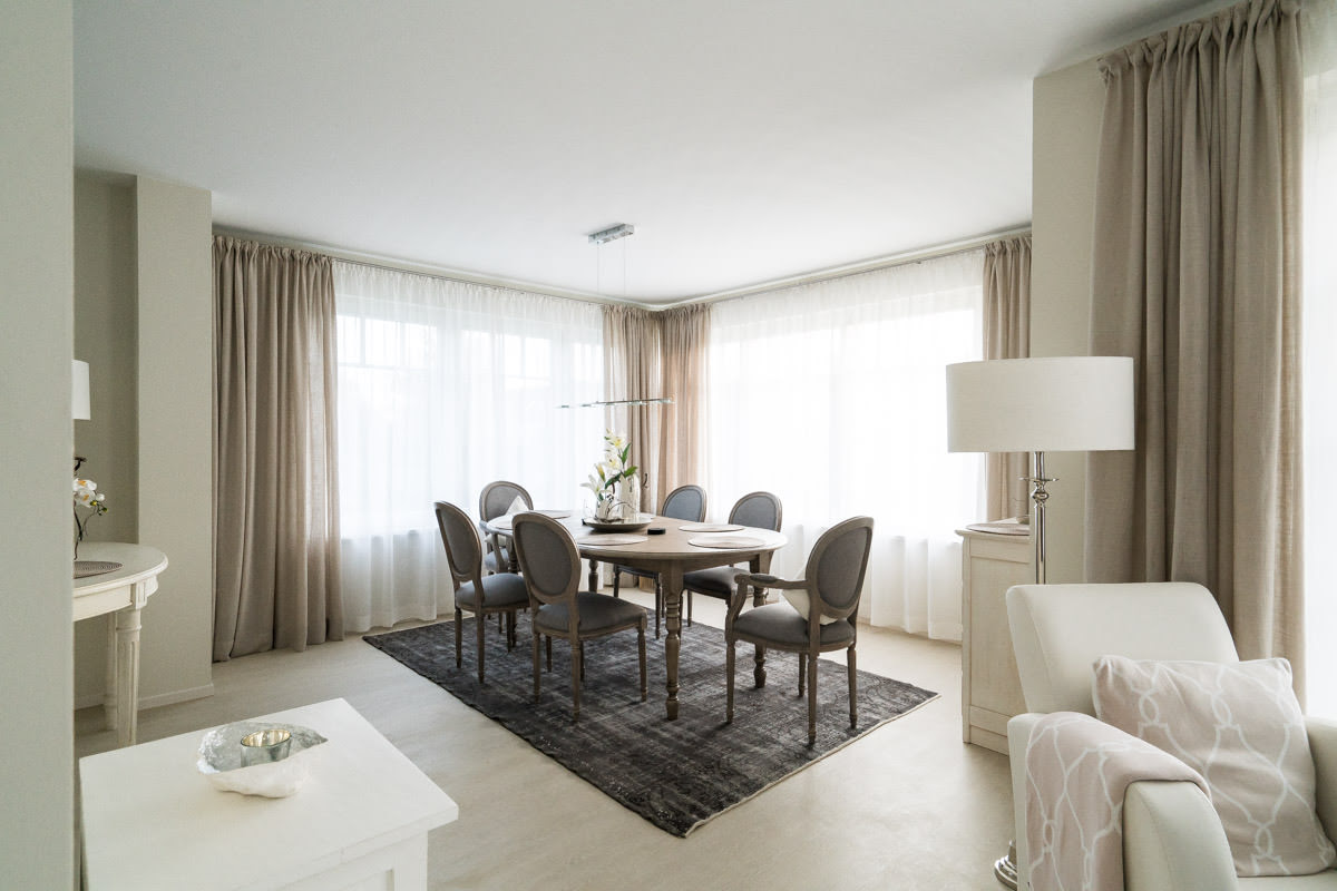 Helles Esszimmer im Ferienhaus Ostseeperle mit edlen Polsterstühlen und großem Tisch im Urlaub in Ahrenshoop.