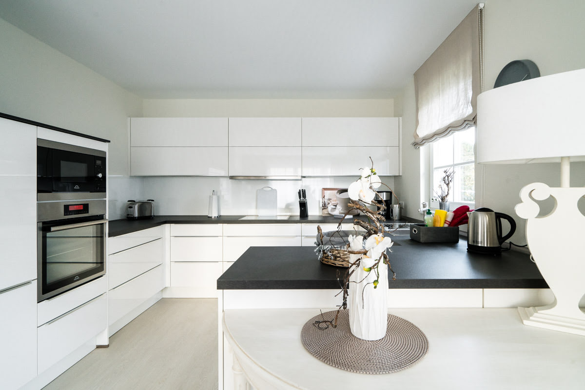 Zeitloses Küchendesign im Ferienhaus des Hotel Künstlerquartier Seezeichen mit edler Einrichtung und großzügigen Arbeitsflächen.