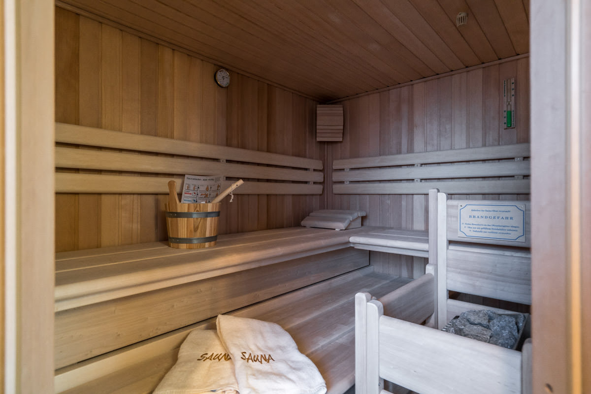 Private Holzsauna im Ferienhaus Ostseeperle des Hotel Künstlerquartier Seezeichen für Entspannung im Ostseeurlaub.