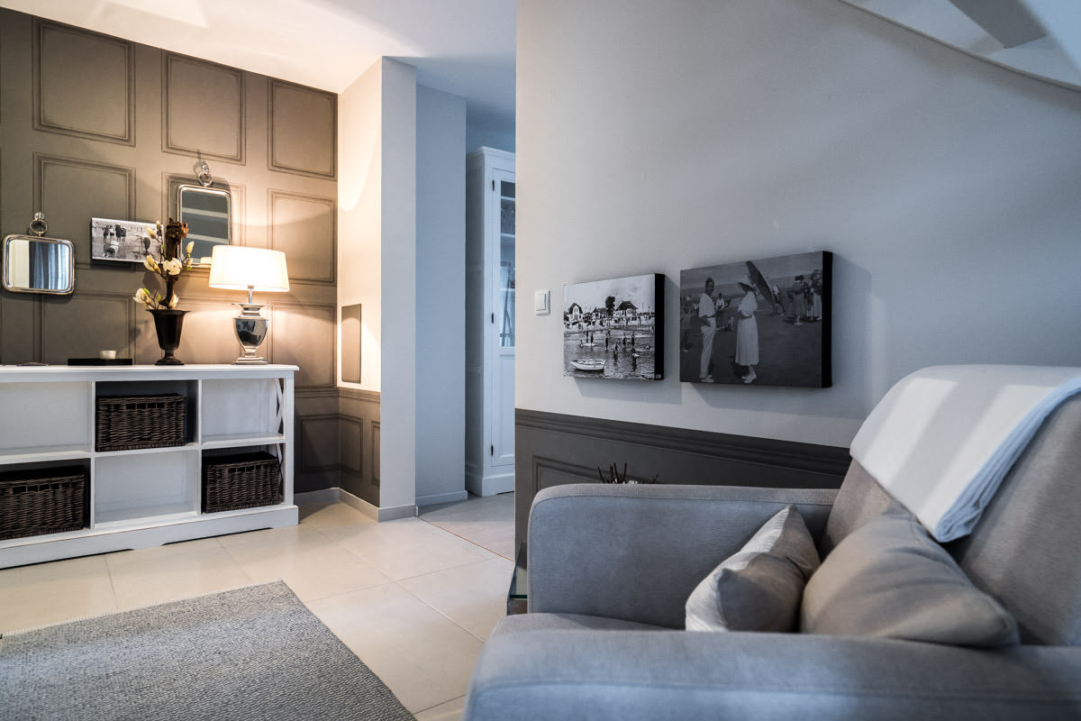 Einladender Wohnbereich mit schickem Interieur für ruhige Momente in der Ostseeperle des Hotel Künstlerquartier Seezeichen.