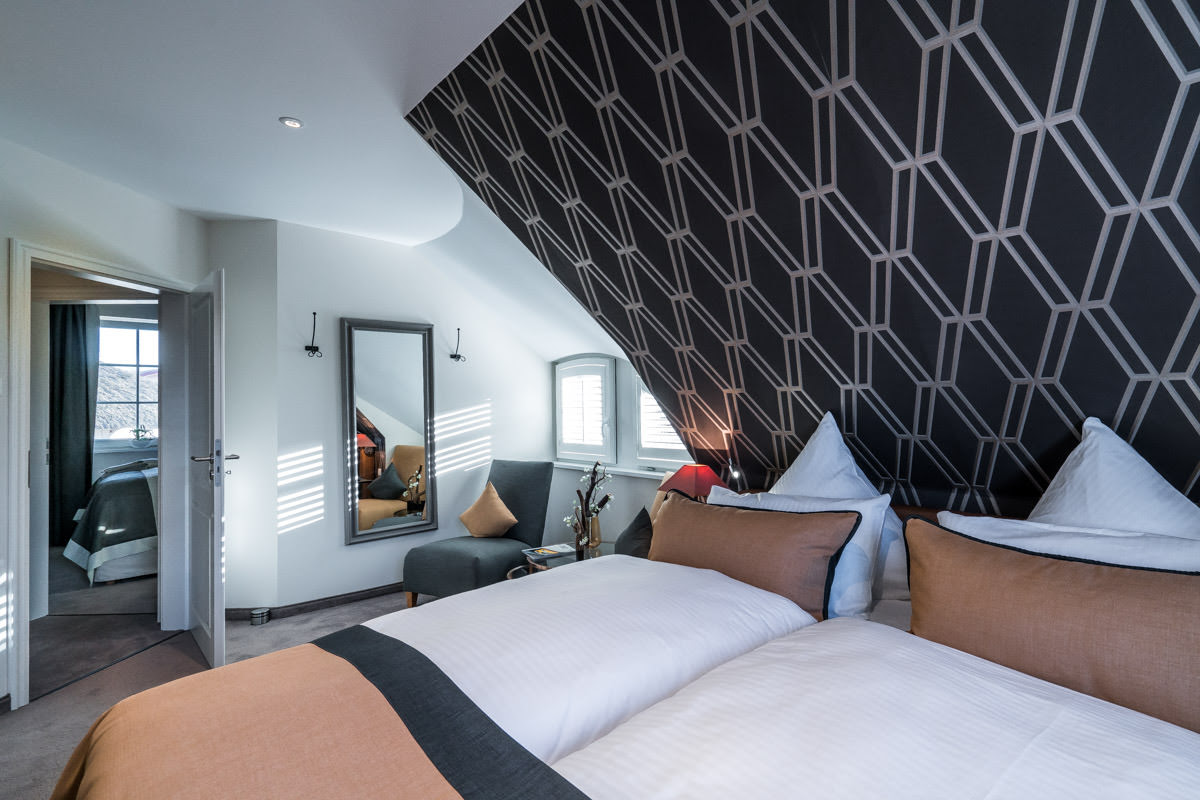 Luxuriöses Schlafzimmer im Ferienhaus Seewind, Teil des Hotel Künstlerquartier Seezeichen, mit harmonischen Farben.