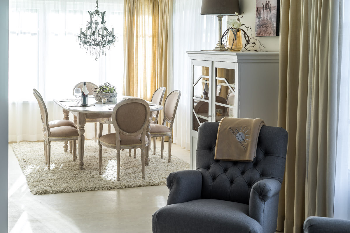 Essbereich im Ferienhaus Sonneninsel vom Hotel Künstlerquartier Seezeichen ideal für gemütliche Mahlzeiten in Ahrenshoop,