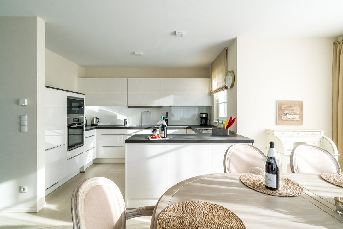 Offene Küche im Ferienhaus Sonneninsel des Hotel Künstlerquartier Seezeichen, ideal für gemeinsames Kochen im Urlaub.