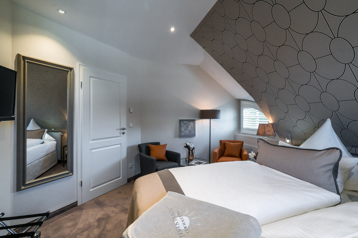 Schlafraum im Ferienhaus Sonneninsel, Teil des Hotel Künstlerquartier Seezeichen, mit gemütlicher Atmosphäre.