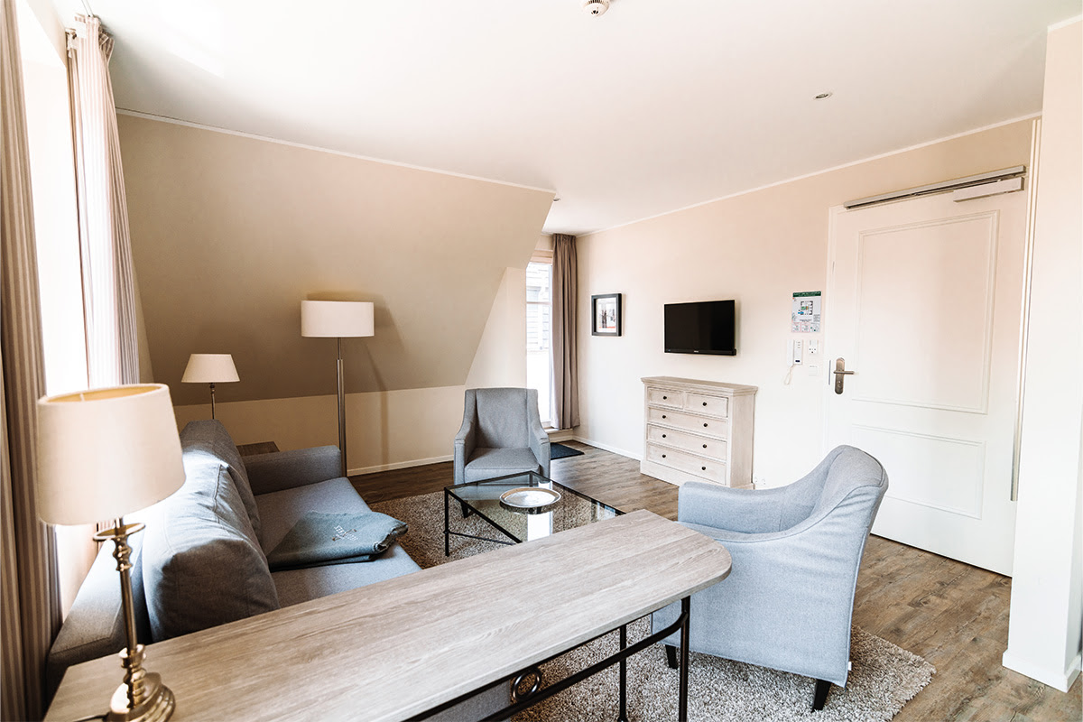 Gemütliches Wohnzimmer mit moderner Einrichtung in der Ferienwohnung Seeigel des Hotels Künstlerquartier Seezeichen.