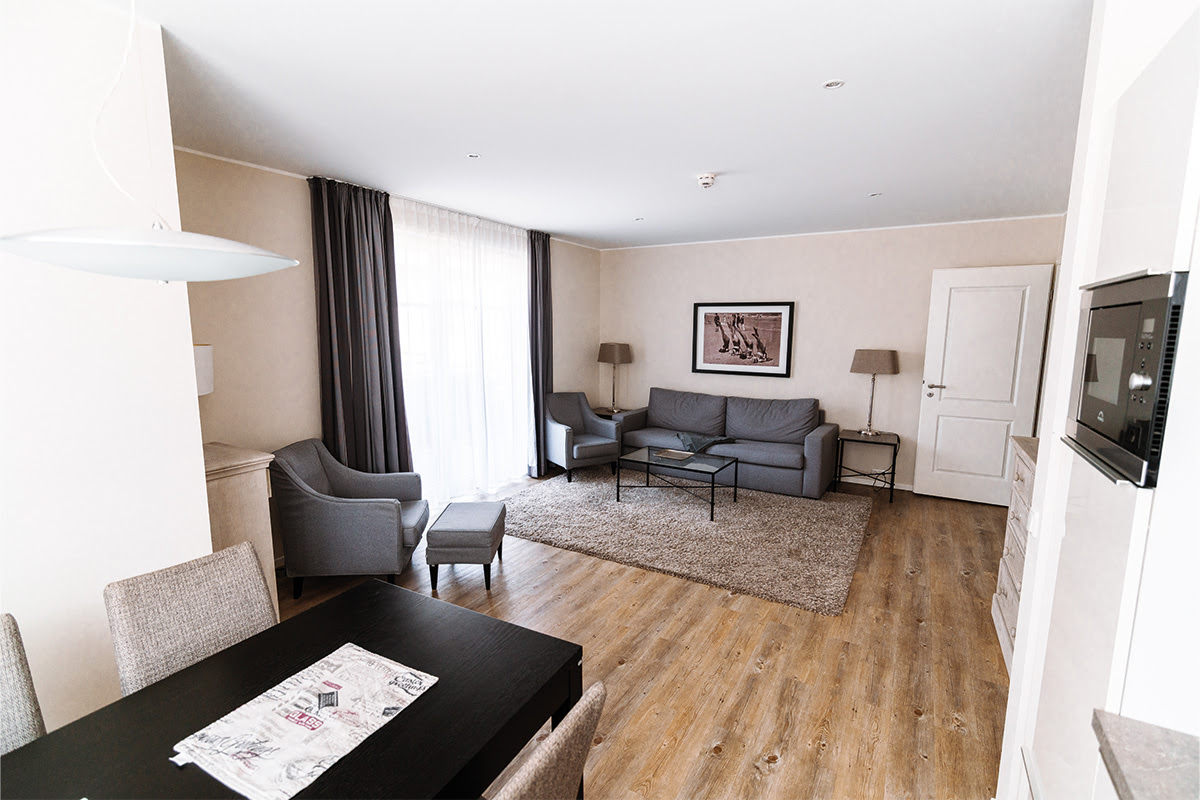Stilvoll eingerichteter Wohn- und Essbereich in der Ferienwohnung Stranddistel im Dünenpark des Hotels Künstlerquartier Seezeichen.