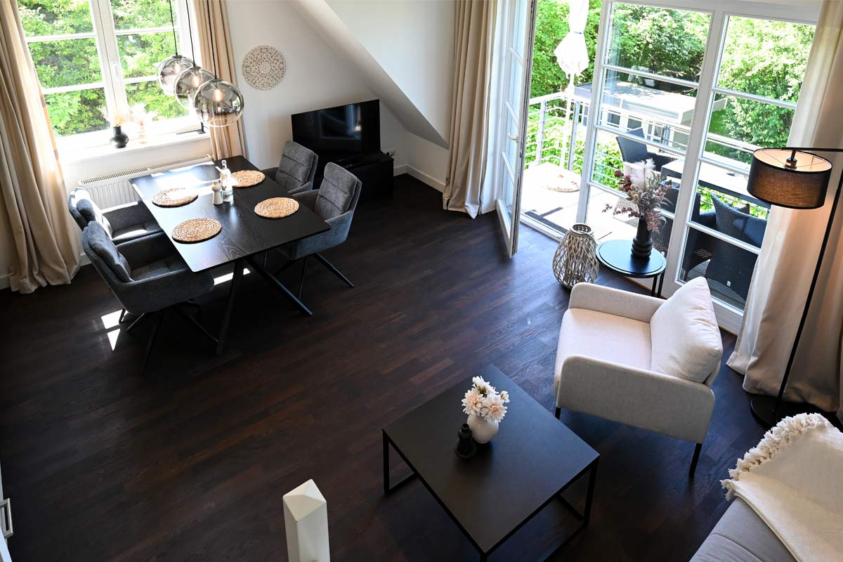Überblick des Ess- und Wohnbereichs in der Ferienwohnung Seeadler im skandinavischem Stil, Teil des Hotel Künstlerquartier Seezeichen.