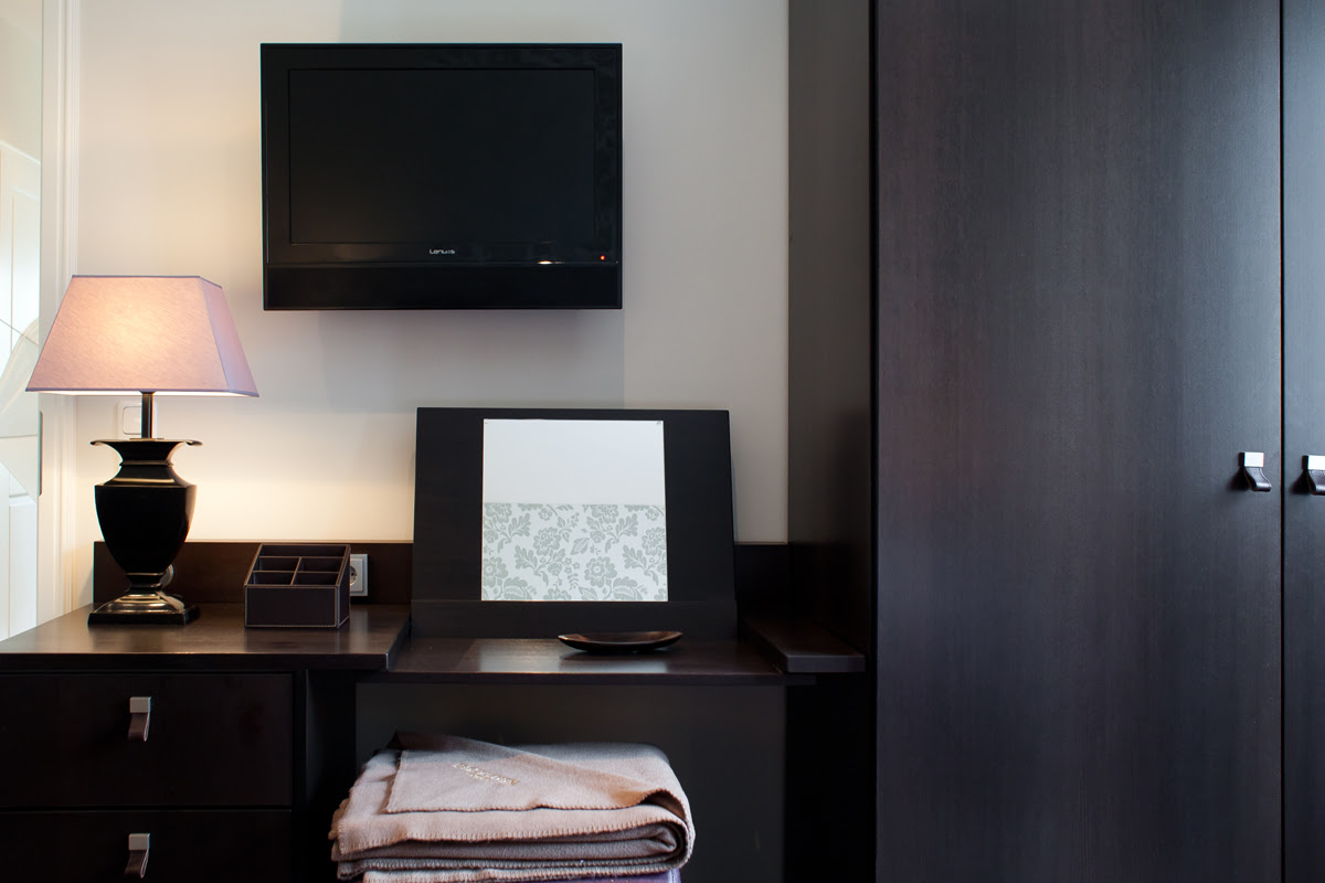 Funktionaler Schreibtisch mit Fernseher und Stauraum in der Ferienwohnung Strandmöwe im Hotel Künstlerquartier Seezeichen.