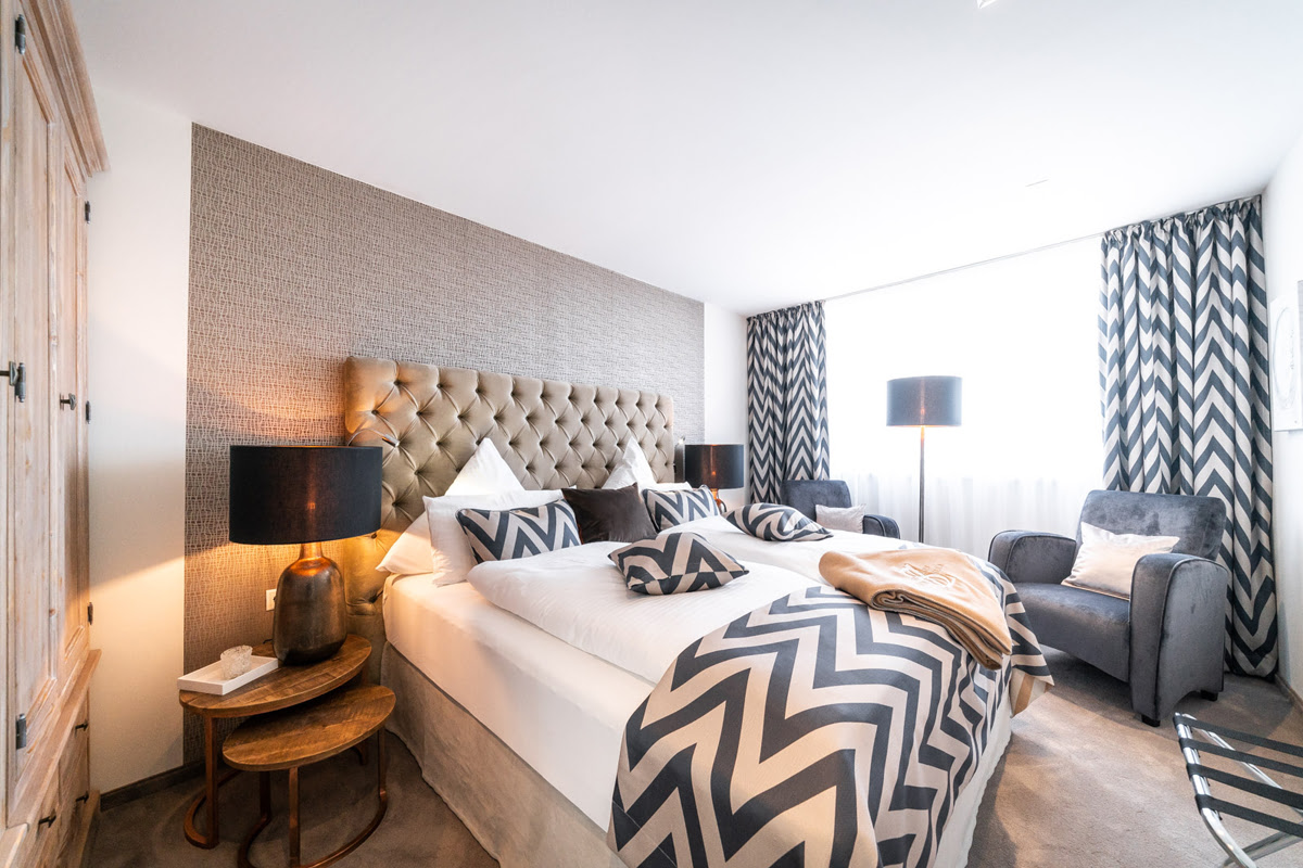 Luxuriöses Schlafzimmer mit großem Bett und stillvoller Deko der Ferienwohnung Strandjuwel im Künstlerquartier Seezeichen.