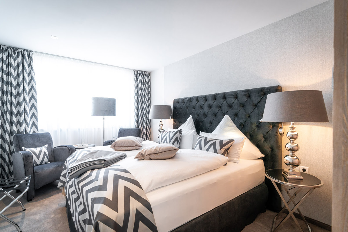 Stilvolles Schlafzimmer der Ferienwohnung Strandoase mit dekorativen Elementen im Hotel Künstlerquartier Seezeichen.