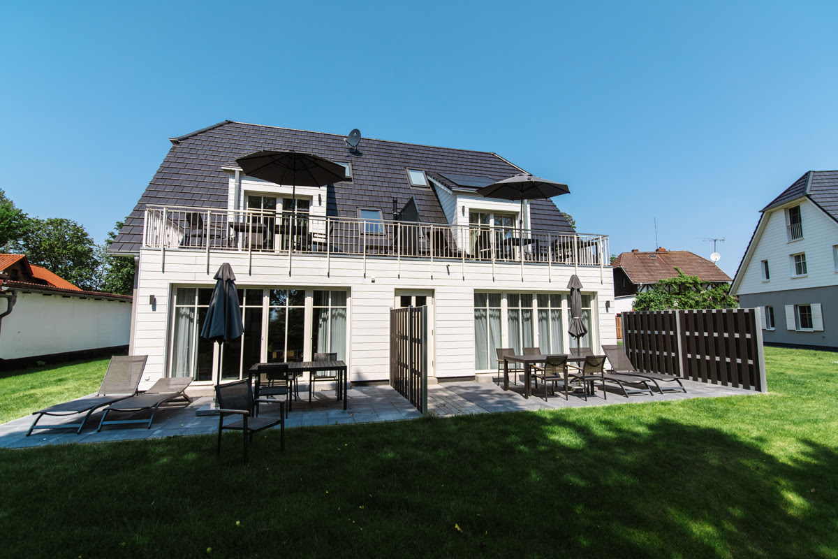 Große Strandvilla mit Garten und Sonnenterrasse in Ahrenshoop, zugehörig zum Hotel Künstlerquartier Seezeichen.