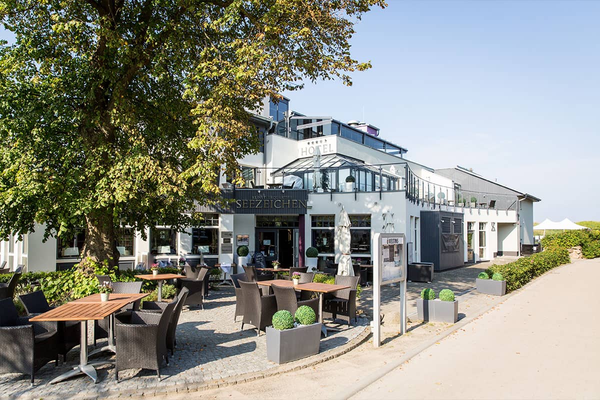 Exterior view of the Hotel Künstlerquartier Seezeichen with sunny terrace on vacation in the Seezeichen room.