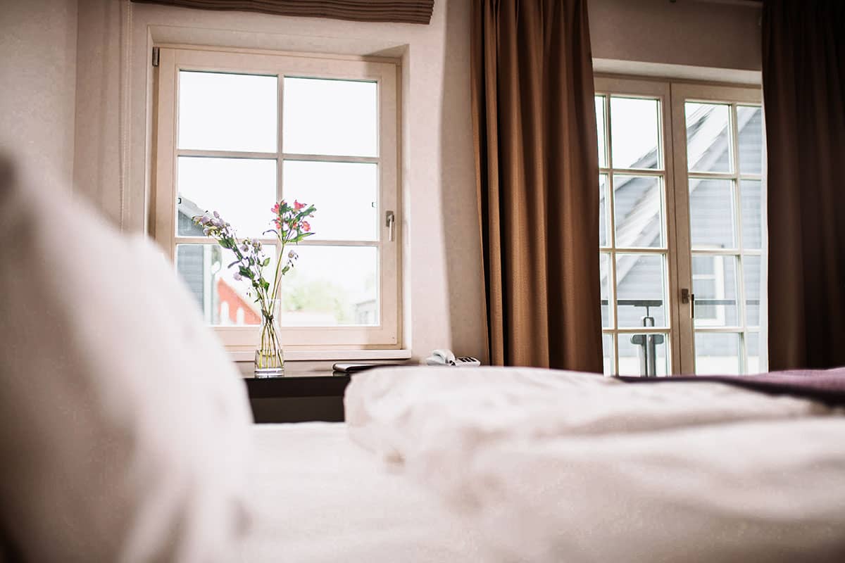 View from the Comfort double room of the picturesque rooftops of Ahrenshoop in the Hotel Künstlerquartier Seezeichen.