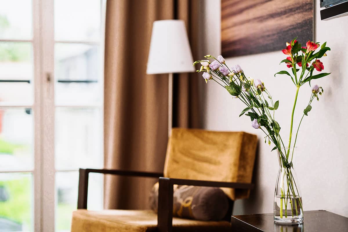 Comfortable chair made of wood and leather in the Comfort double room in the Hotel Künstlerquartier Seezeichen.