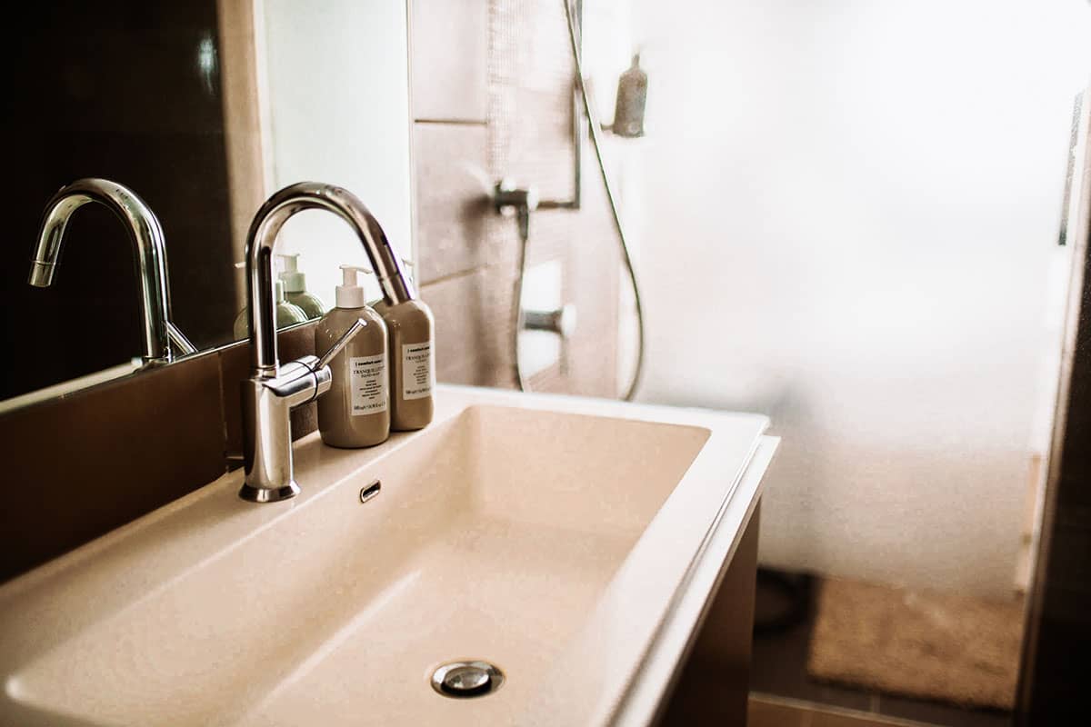 Modern washbasin with high-quality care products in the Comfort double room at the Hotel Künstlerquartier Seezeichen.