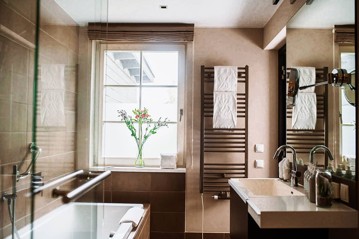 Modern bathroom in the first-class double room of the Hotel Künstlerquartier Seezeichen with bathtub and washbasin.
