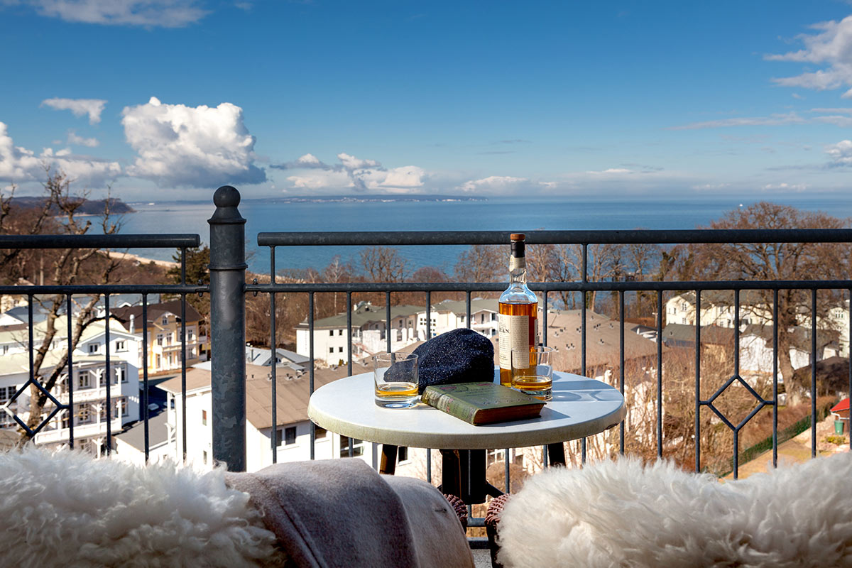 Ausblick auf die Ostsee vom Balkon eines Zimmers im Vju Hotel auf Rügen mit zahlreichen Urlaubsangeboten.