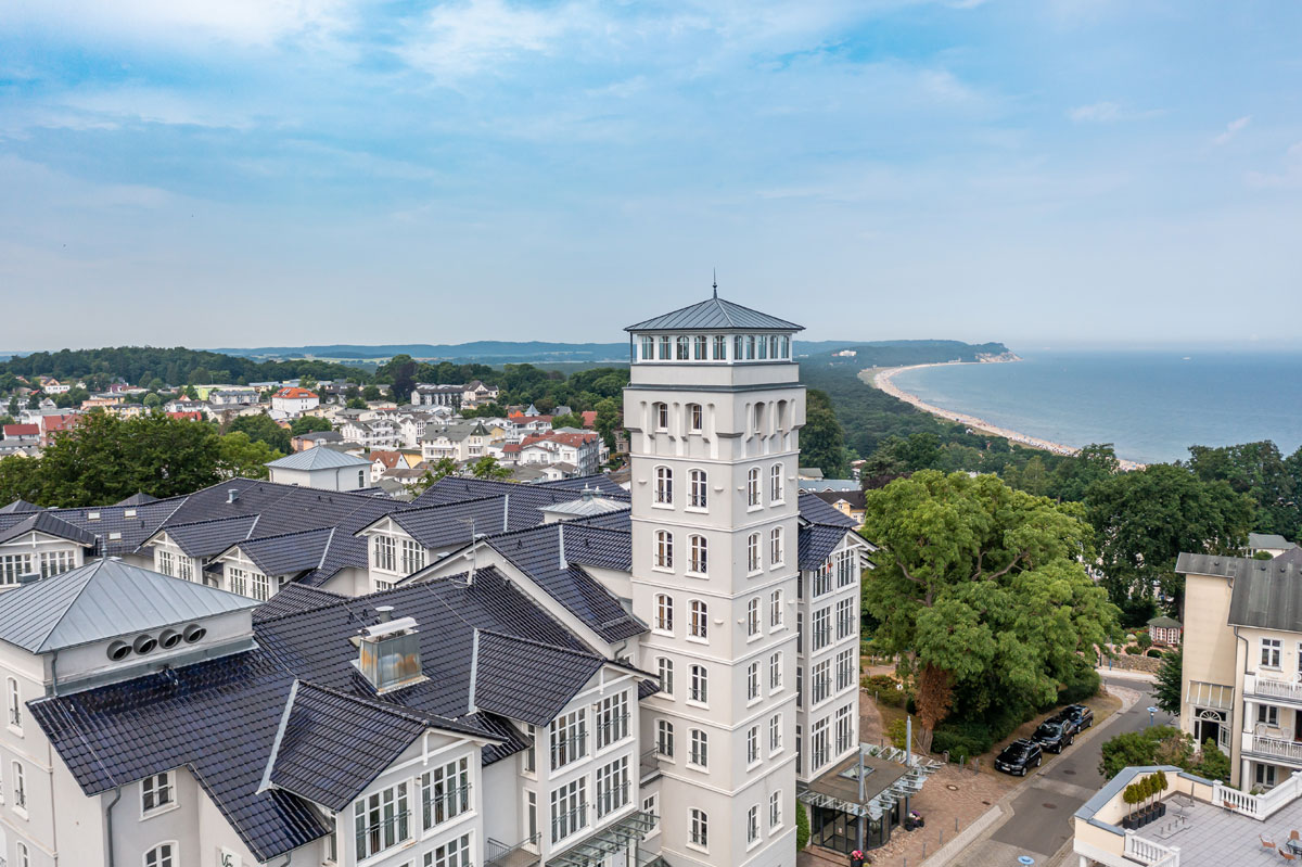Blick auf den Turm des Vju Hotels Rügen mit spektakulärer Aussicht über die Küste, die Dächer des Ostseebads und die Ostsee.