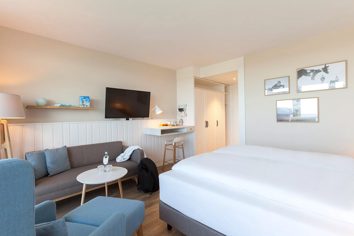 Helles, einladendes Meerzeit-Zimmer im Wyn. Strandhotel mit Wohlfühl-Atmosphäre, kombiniert mit skandinavischem Design.