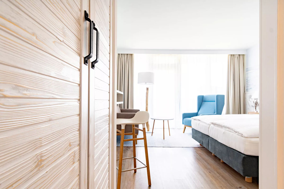 Heller Eingangsbereich des modernen Hotelzimmers Muschelsucher im Wyn. Strandhotel auf Sylt.