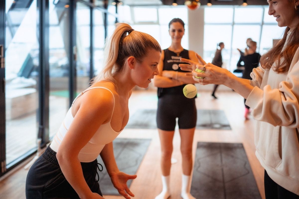 Teilnehmerin beim Powerful You Retreat im Wyn Strandhotel Sylt während einer Konzentrations- und Reaktionsübung.