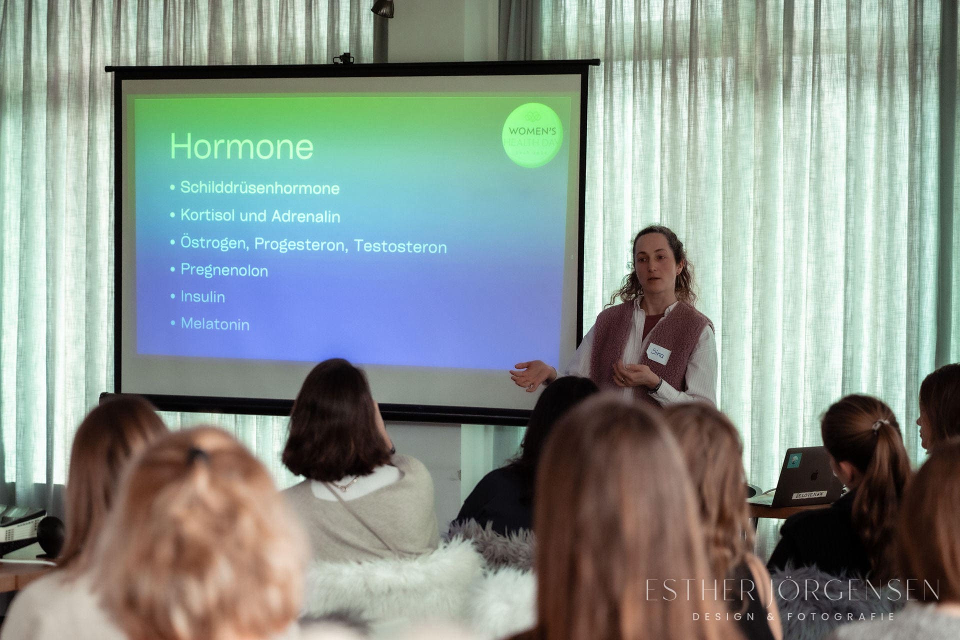 Vortrag über Hormone und Gesundheit vor interessierten Teilnehmerinnen