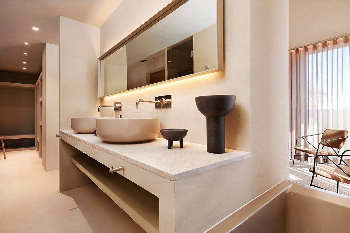 Modernes Badezimmer mit Doppelwaschbecken, großem Spiegel und minimalistischer Dekoration im Barefoot Hotel auf Mallorca.