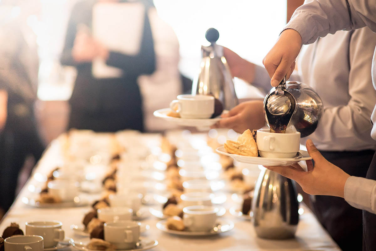 Personen schenken Kaffee auf einer Tagung im Vju Hotel auf Rügen ein.